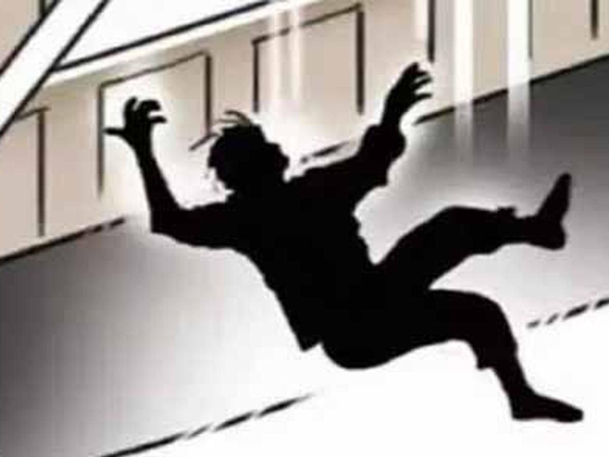 मौके पर ही हो गई मौत, परिवार ने दोस्तों पर लगाया हत्या का आरोप | Death  occurred on the spot, family accused friends of murder - Dainik Bhaskar