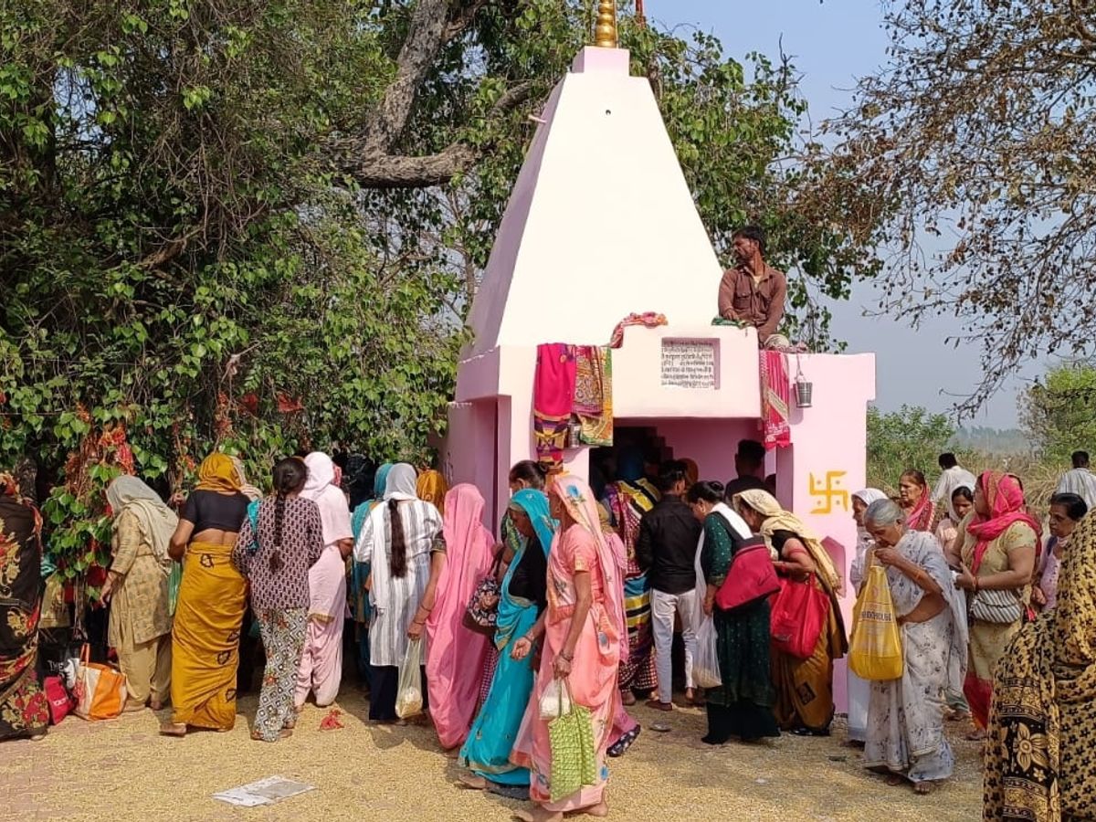 Women worshiped at Draupadi Ghat temple, enjoyed the Satta Pheri fair