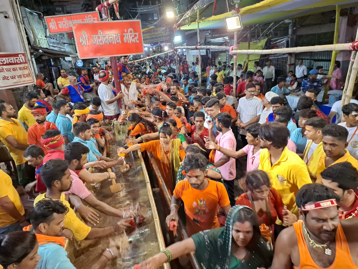 मुजफ्फरपुर के गरीबनाथ मंदिर में पहली बार इतनी भीड़, करीब एक लाख श्रद्धालुओं ने किया जलाभिषेक | For the first time in Muzaffarpur's Garibnath temple, such a crowd, about one ...
