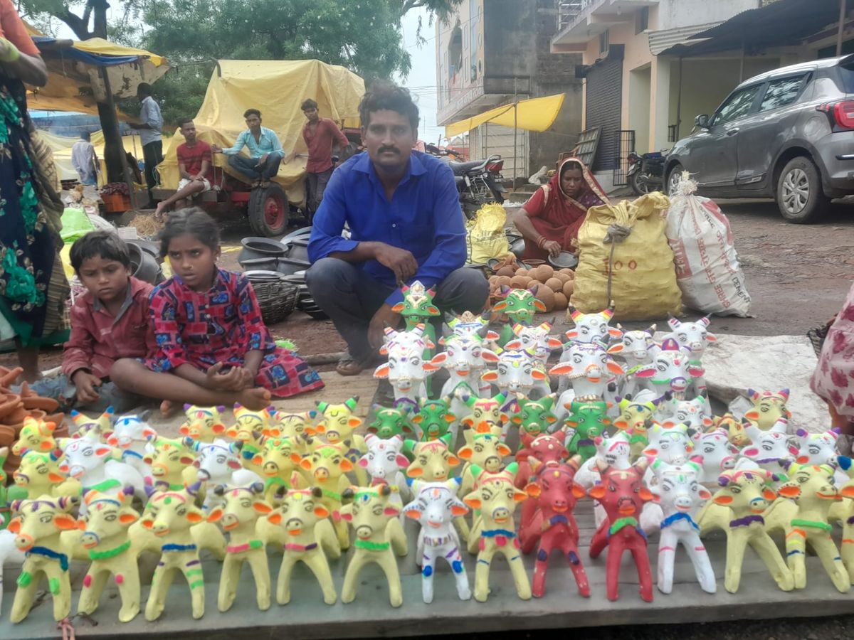 Purchasing of goods for Pola festival begins, bulls will be worshiped | पोला पर्व के लिए सामान खरीदी शुरू, ​होगी बैलों की पूजा - Dainik Bhaskar