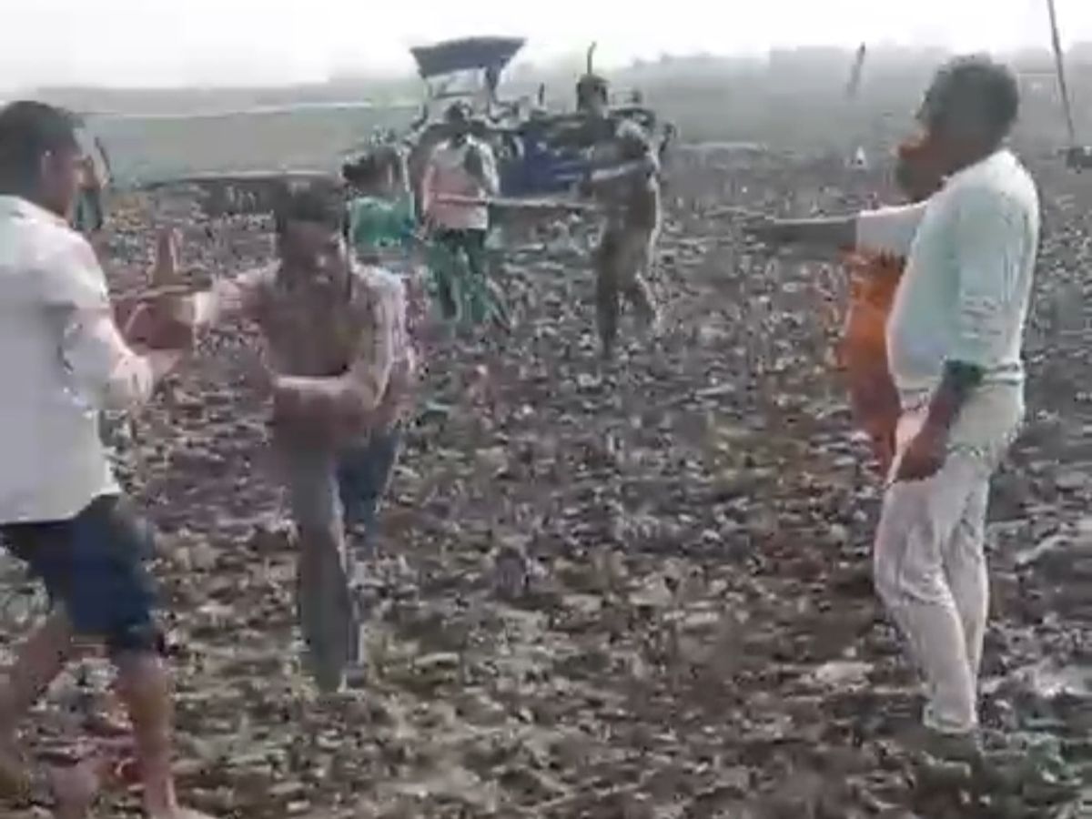 Heavy use of sticks in land dispute, VIDEO | जमीन विवाद में जमकर चले लाठी- डंडे, VIDEO: संभल में 15 बीघे जमीन को लेकर चल रहा विवाद, 4 भाइयों पर  रिपोर्ट - Sambhal News | Dainik Bhaskar