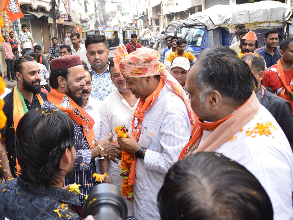BJP candidate from Bhopal Central did public relations in Ward-22 | जनसंपर्क  पर निकले ध्रुवनारायण सिंह की महिलाओं ने उतारी आरती, बुजुर्गों ने दिया  आशीर्वाद - Dainik Bhaskar