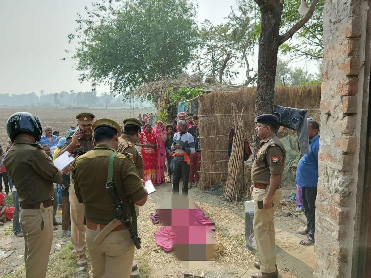 Dead body of a woman found in a field in Shyamdeurwa, Maharajganj. | महराजगंज के श्यामदेउरवा में खेत में मिला महिला का शव: रात में पति-पत्नी के बीच हुआ था झगड़ा, पुलिस शव पोस्टमार्टम को भेज जांच में जुटी - Maharajganj News | Dainik Bhaskar