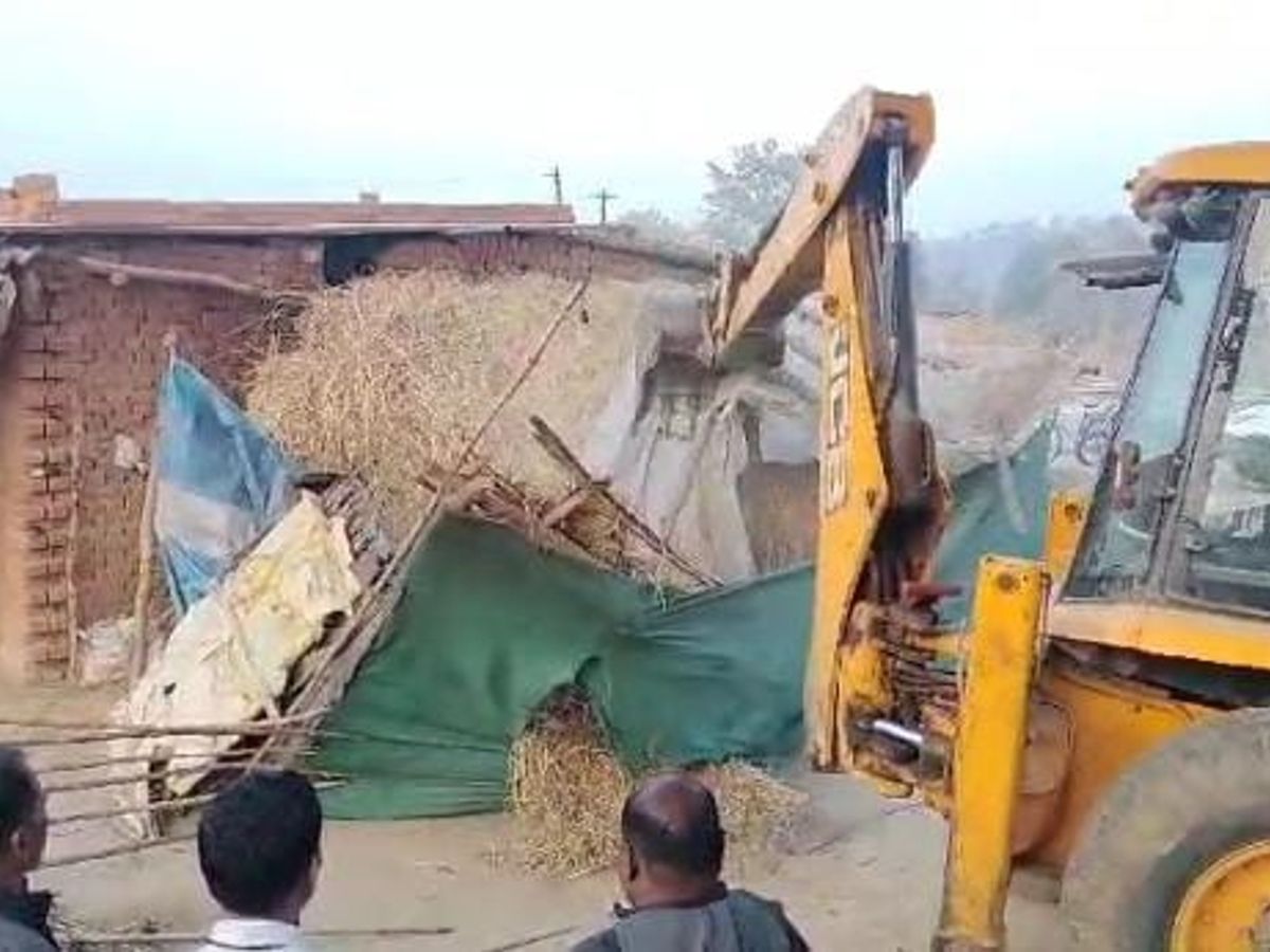 Bulldozer runs on illegal occupation of government land in Korba | कोरबा  में सरकारी जमीन के अवैध कब्जा पर चला बुलडोजर: चुनाव के समय दिया गया था  नोटिस, फिर भी खाली नहीं