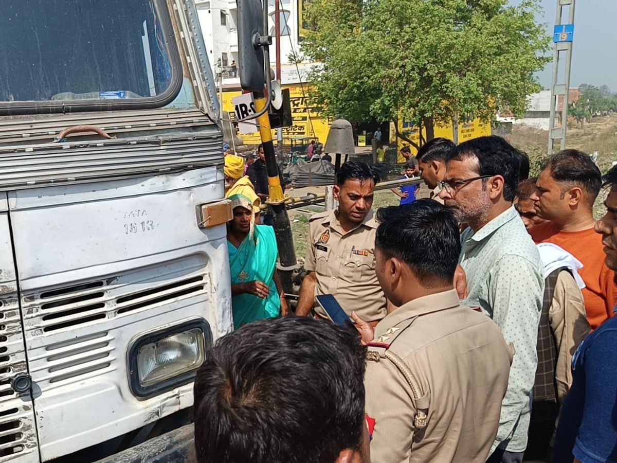 Truck driver beaten by car riders in Amroha | अमरोहा में ट्रक चालक को कार  सवारों ने पीटा: ओवरटेक करने में ट्रक और क्रॉसिंग के बूम में फंसी कार, दोनों  वाहन ले गई आरपीएफ - Amroha News | Dainik Bhaskar