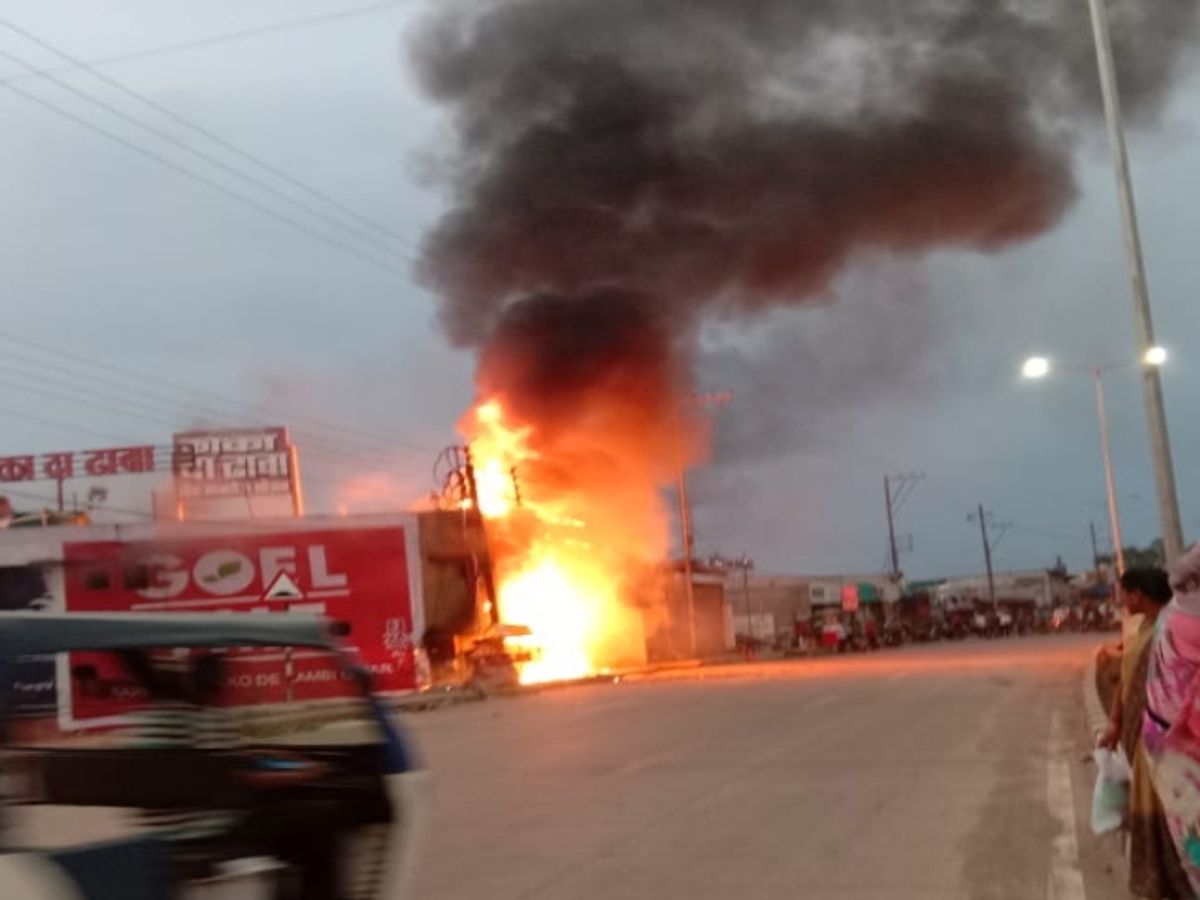 RAIPUR BREAKING : रायपुर के ढाबे में अचानक लगी आग, आधे घंटे की कड़ी में मशक्कत के बाद आग पर पाया काबू