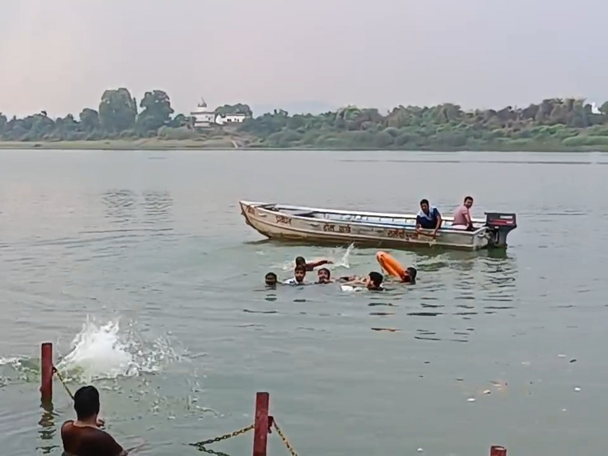 नर्मदापुरम न्यूज़ : सेठानी घाट पर डूबे बुजुर्ग, रेस्क्यू ऑपरेशन कर बचाया