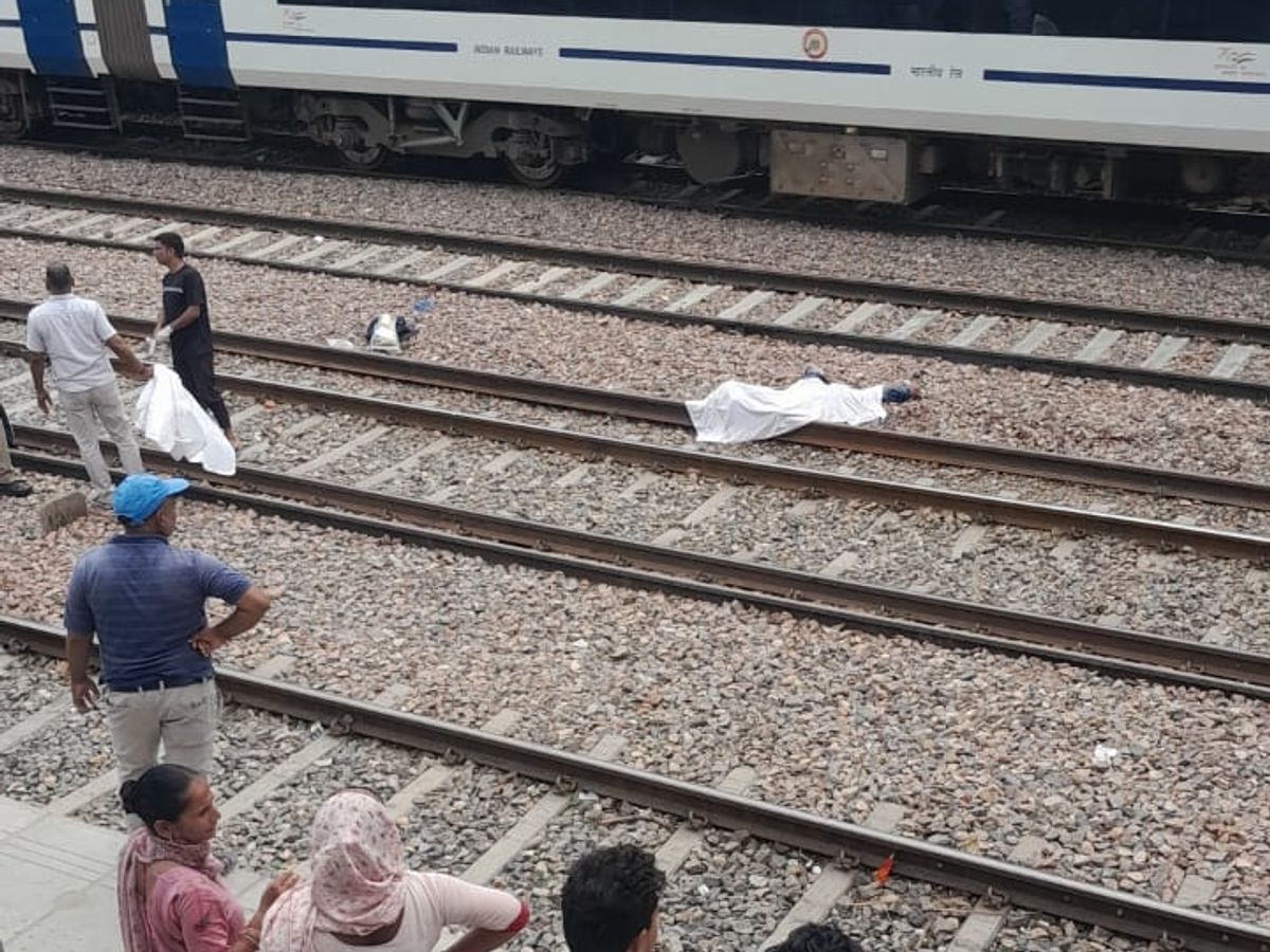 Ghaziabad Man dies after being hit by train crossing track at Modinagar  railway station | गाजियाबाद में ट्रेन से कटकर व्यक्ति की मौत: मोदीनगर रेलवे  स्टेशन पर ट्रैक पार करते समय हुआ