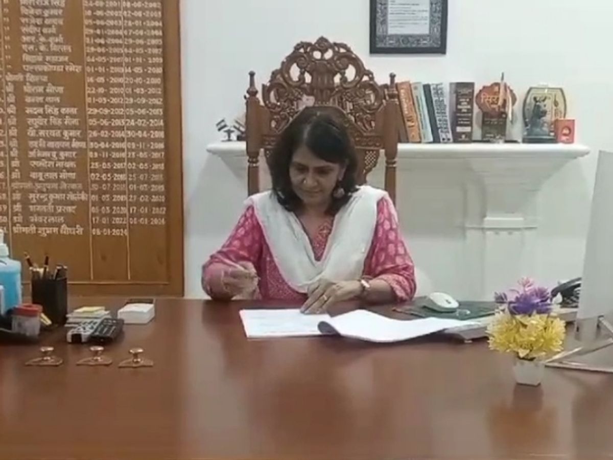 Choudhary took over as Collector and District Magistrate sirohi Rajasthan |  चौधरी ने कलेक्टर एवं जिला मजिस्ट्रेट का पदभार ग्रहण किया: मत्स्य विभाग के  निदेशक पद से हुआ ...