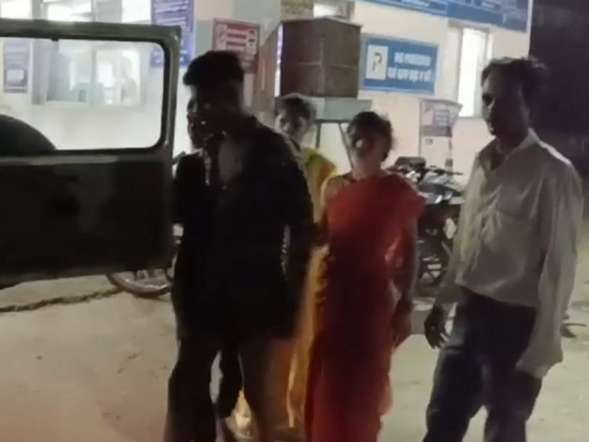 मिलने के बहाने घर से बाहर बुलाया; कट्टे से फायर किया, पुलिस आरोपियो की तलाश  में जुटी - दैनिक भास्कर | Dainik Bhaskar