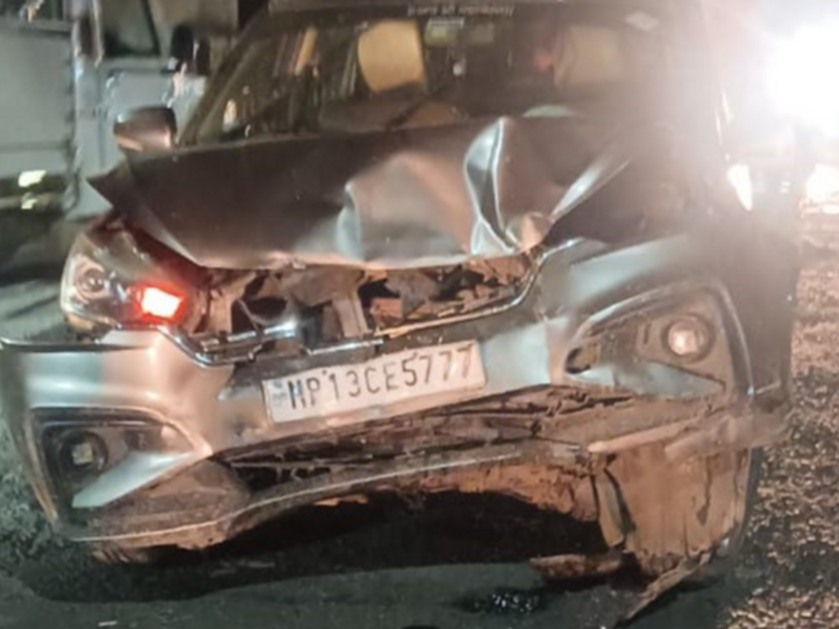 Car broke the railway crossing and collided with the divider, woman died |  उज्जैन में क्रासिंग तोड़कर डिवाइडर से टकराई कार,महिला की मौत: रेलवे फाटक  खुलने का इंतजार कर रहे थे, पीछे से आई कार ने मारी जोरदार टक्कर, पांच घायल - Ujjain  News | Dainik Bhaskar