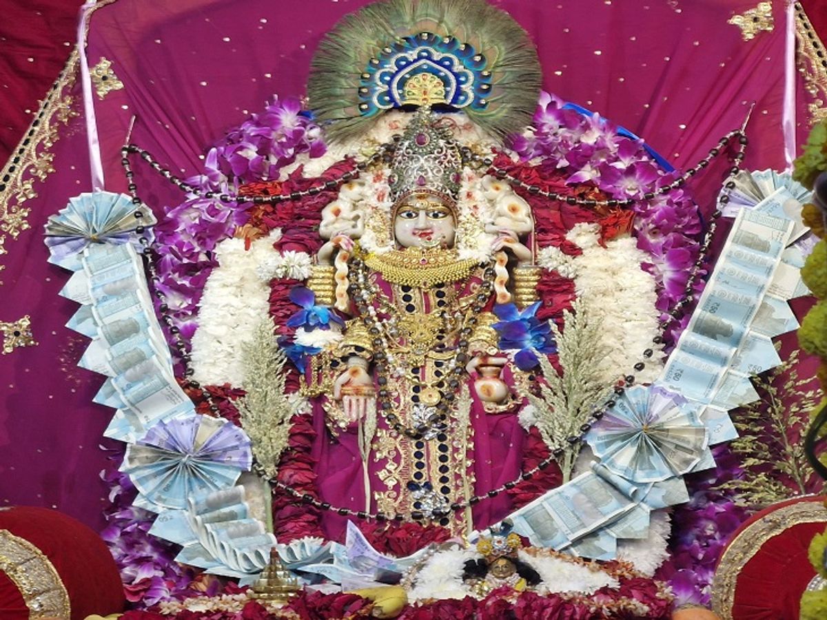 Dressed in gold and silver in Mahalaxmi temple of Udaipur | महालक्ष्मी को 5  लाख के सोने-चांदी का वेश धारण कराया: फूलों से की सजावट, सुबह 4 बजे से मंदिर  में भक्तों