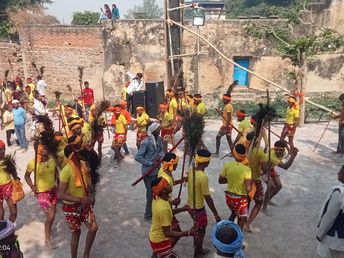 After Diwali, Diwari dance is celebrated in Bundelkhand | बुंदेलखंड में दीपावली बाद की दिवारी नृत्य की धूम: हजारों साल पुरानी परंपरा आज भी जीवंत, ढोल की थाप पर लयबद्ध ...