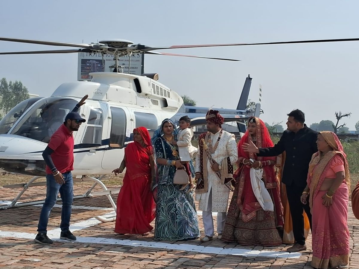MP: दुल्हन को हेलीकॉप्टर से विदा करा लाया दूल्हा, उमड़ी भारी भीड़