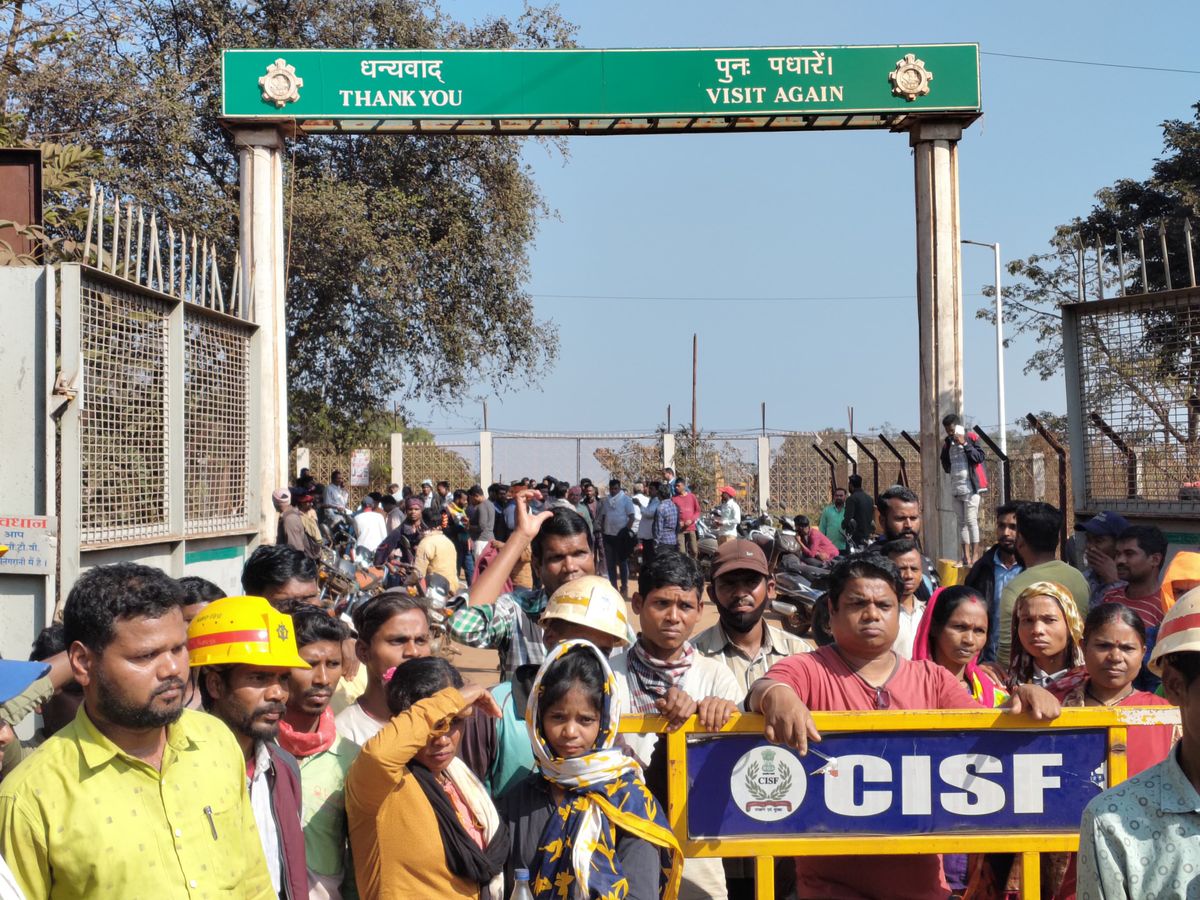 CISF jawan beat up a contract worker, his colleagues stopped work | सीआईएसएफ जवान ने ठेका श्रमिक को पीटा, साथियों ने किया काम बंद - Bastar News | Dainik Bhaskar