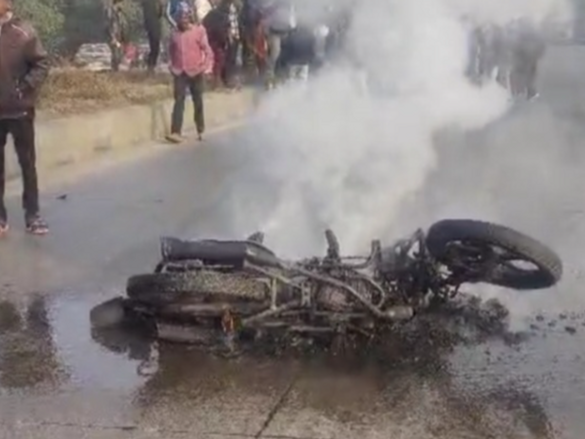 Scorpio collided with bike, finance company employee died on the spot; bike  burnt to ashes | स्कॉर्पियो ने मारी बाइक को टक्कर: गया में फाइनेंस कर्मी की  मौत, घटना के बाद धू-धूकर जलने लगी बाइक - Gaya News | Dainik Bhaskar