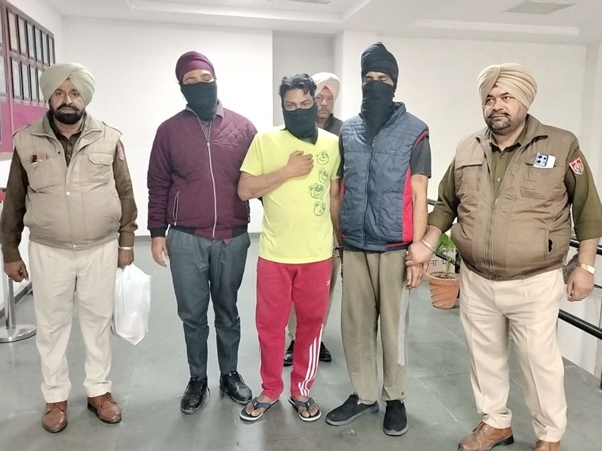Bathinda Policeman robbery | 3 robbers arrested | Punjab Crime | बठिंडा में  ड्यूटी से गैरहाजिर पुलिसकर्मी ने की लूट: आरोपी समेत 3 लुटेरे गिरफ्तार,  पेट्रोल पंप से लौट रहे ...