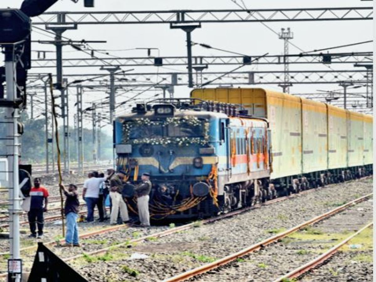 MP Khandwa Railway Station; Double Decker Goods Train Accident | डबल डेकर  मालगाड़ी: गलत रूट पर 147 किमी आई, खंडवा में बिजली लाइन से चिपकी - Khandwa  News | Dainik Bhaskar