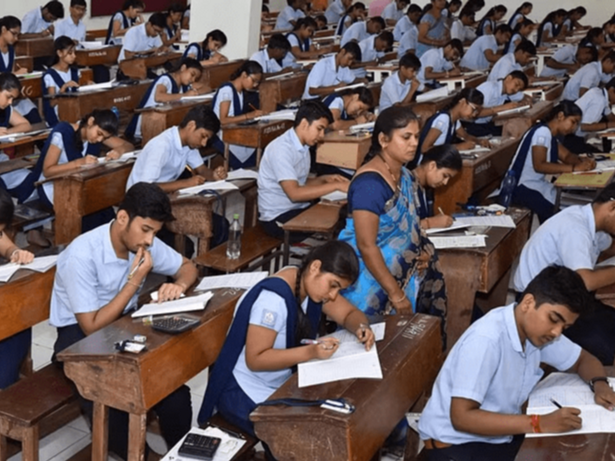 CBSE will conduct class 10th exam twice a year | CBSE 10वीं का एग्जाम 2026 से साल में 2 बार: पहली परीक्षा 17 फरवरी से 6 मार्च तक, दूसरी 5 से 20 मई तक होगी | Dainik Bhaskar