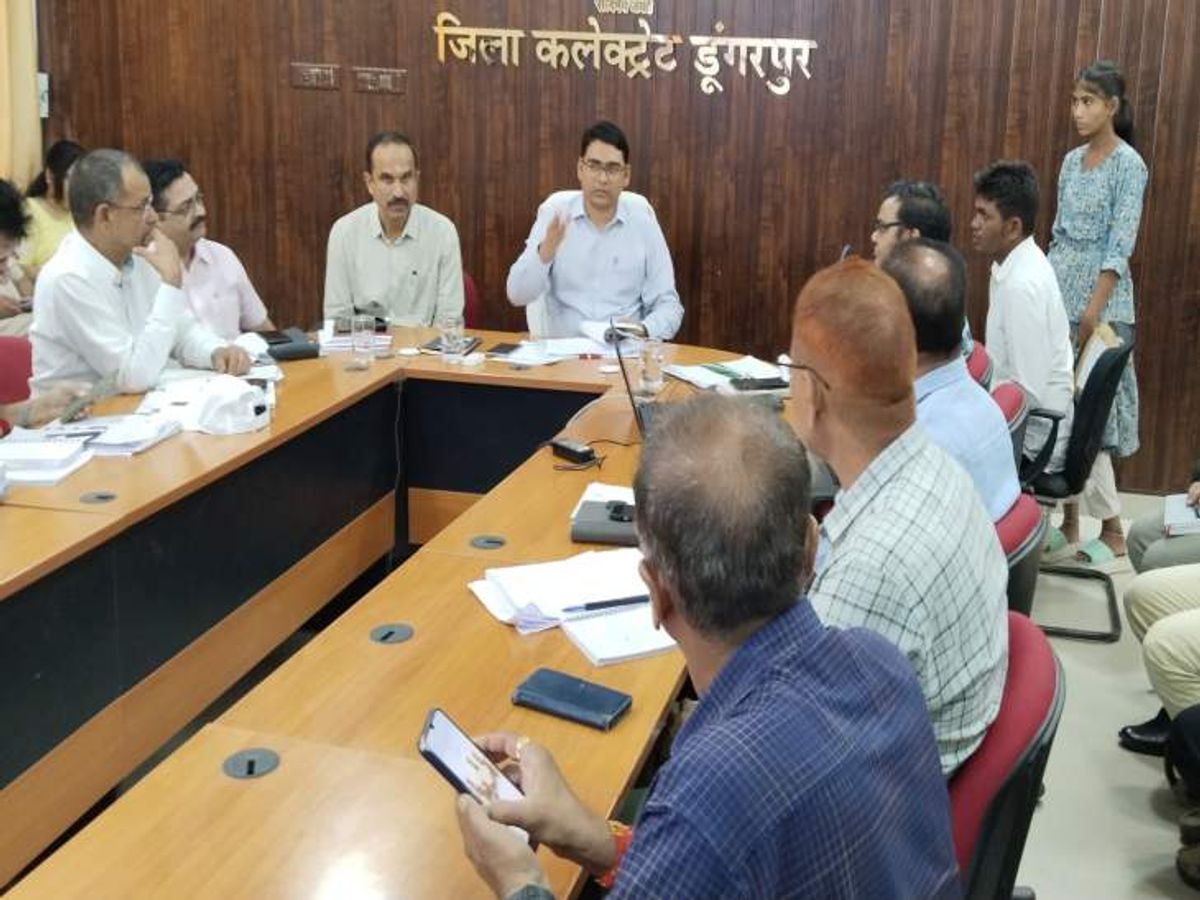 Dungarpur Collector heard the problems of the people in public hearing |  डूंगरपुर कलेक्टर ने जनसुनवाई में लोगों की समस्याएं सुनीं: रास्ता, पानी और  बिजली समस्याओं का समाधान ...