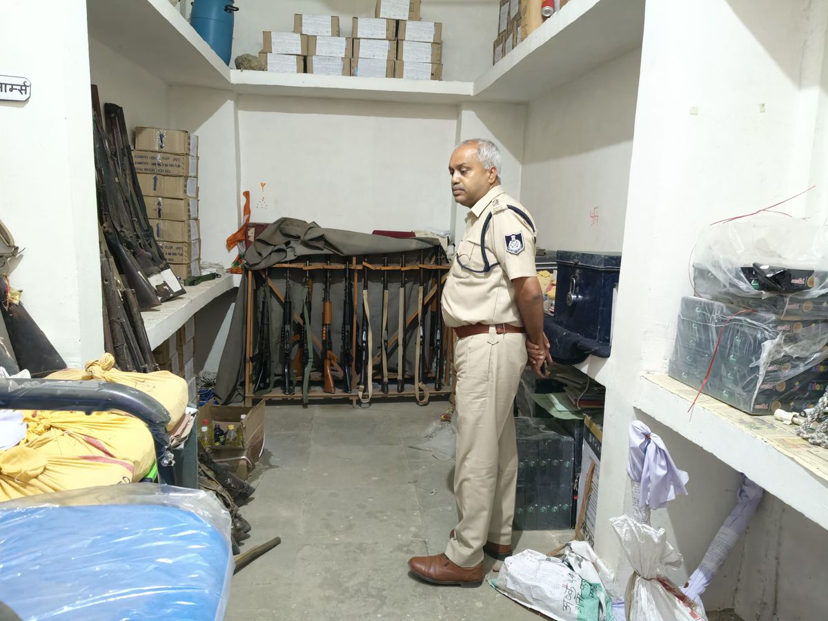Police officers conducted surprise inspection of police stations and gave  instructions to perform duty diligently | पुलिस अधिकारियों ने किया थानों का औचक  निरीक्षण, मुस्तैदी से ड्यूटी करने के ...