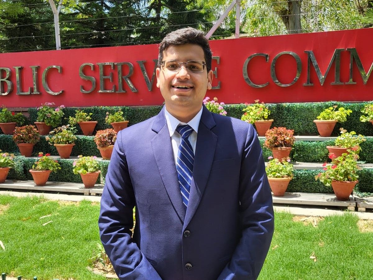 Atul Golchha of Dhamtari selected in IFS | धमतरी के अतुल गोलछा का IFS में चयन: ऑल इंडिया में 27वां रैंक; परिजन बोले- 8 साल की कड़ी मेहनत रंग लाई - Dhamtari