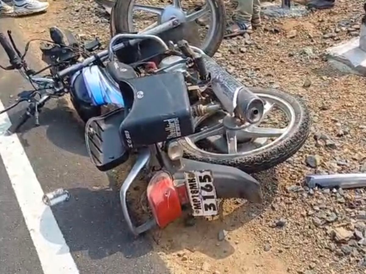 High speed pickup hit the bike, three youths injured | तेज रफ्तार पिकअप ने  बाइक को मारी, तीन युवक घायल: एक की हालत नाजुक, शहडोल के ब्यौहारी में हुआ  हादसा - Shahdol