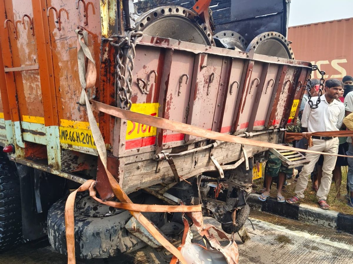 DCM rammed into a truck parked on the highway from behind | हाईवे पर खड़े  ट्रक में पीछे से घुसी डीसीएम: केबिन में फंसे चालक की मौत, प्रयागराज से  कानपुर जाते समय हादसा - Fatehpur News | Dainik Bhaskar