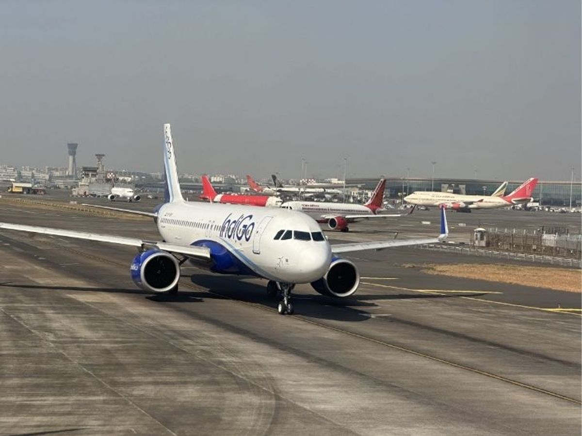 Major security flaws at airports like Mumbai-Delhi | मुंबई-दिल्ली जैसे  एयरपोर्ट्स पर सुरक्षा में बड़ी खामियां: DGCA बोला- रनवे मार्किंग धुंधली,  प्लेन के टायर घिसे; 7 ...