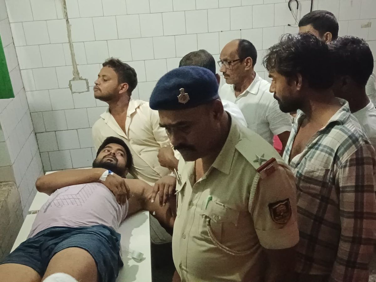 Cousin shot a young man in Paharpur | पहाड़पुर में चचेरे भाई ने युवक को मारी  गोली: पुरानी रंजिश की वजह से किया फायरिंग, पैर में लगी गोली; आरोपी फरार -  Raghopur
