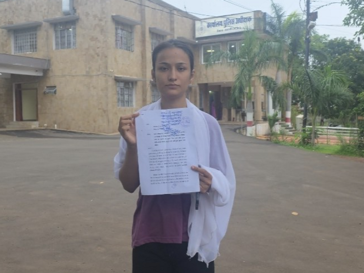 होटल व्यवसायी को फंसाने के पीछे आखिर किसका षडय़ंत्र ?- माधवनगर में चर्चाएं : खेल के पीछे कहीं शातिर दिमाग अपराधी तो नहीं 3 Katni's famous Rohit Chanchlani murder case | कटनी का चर्चित रोहित चंचलानी हत्याकांड: बहन बोली- थानेदार सही से नहीं कर रहे जांच, मुख्य आरोपी अभी तक क्यों नहीं ...