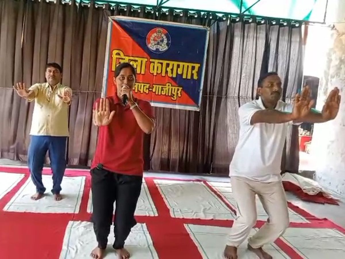 Yoga camp organized in Ghazipur jail | गाजीपुर जेल में योग शिविर का आयोजन:  बंदियों को योग प्रशिक्षकों ने कराया सूर्य नमस्कार और प्राणायाम का अभ्यास -  Ghazipur News ...