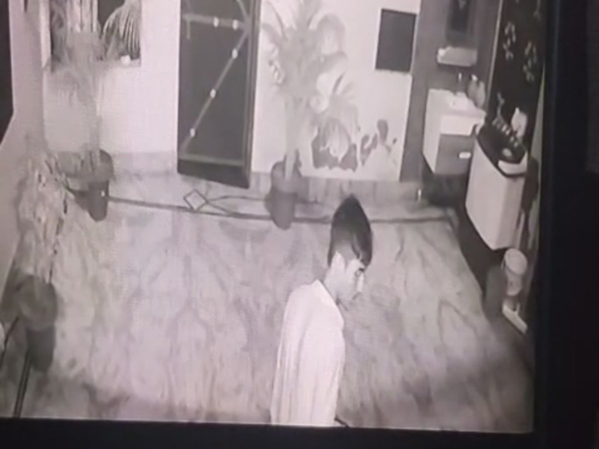 A young man entered the house with the intention of stealing | चोरी की नीयत  से घर में घुसा युवक: सीसीटीवी में कैद हुई वारदात, पीड़ित ने पहचानकर पकड़ा -  Saita (Safipur)