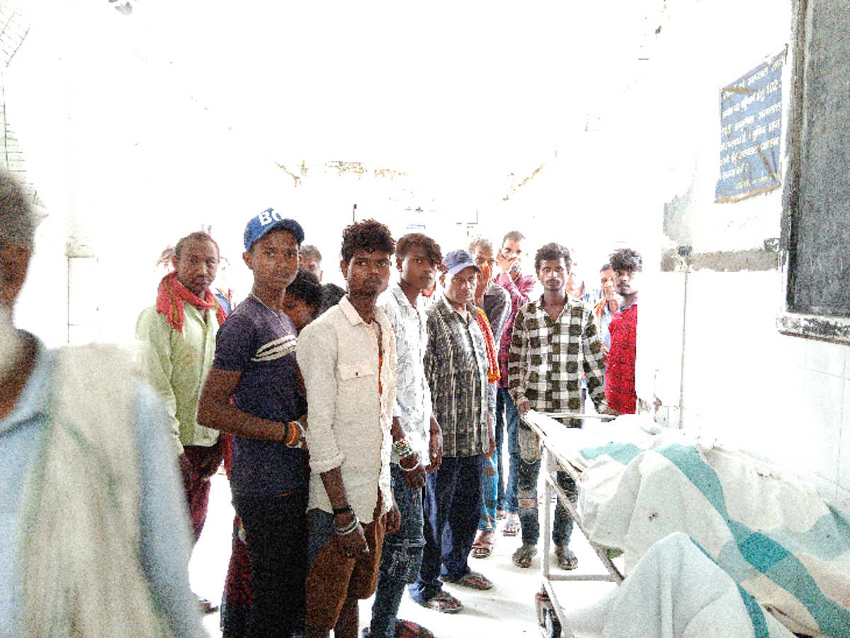 अनियंत्रित सीमेंट ट्रक ने बाइक सवारों को रौंदा, 3 लोगों की दर्दनाक मौत!