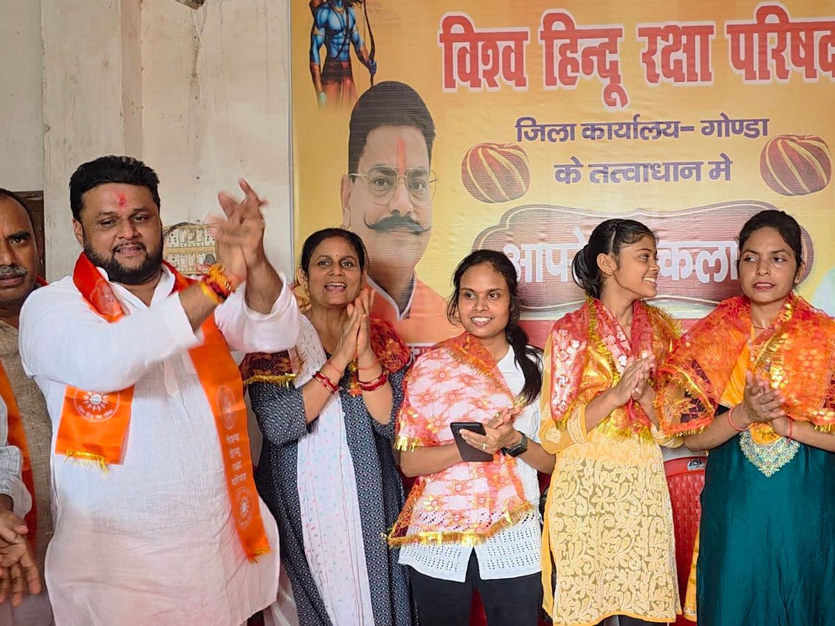 Operation Kalawa program of VHRP | VHRP का ऑपरेशन कलावा कार्यक्रम: 9  कन्याओं ने देवी स्वरूप में बांधे रक्षा सूत्र, महिलाओं की सुरक्षा का लिया  संकल्प - Gonda News ...