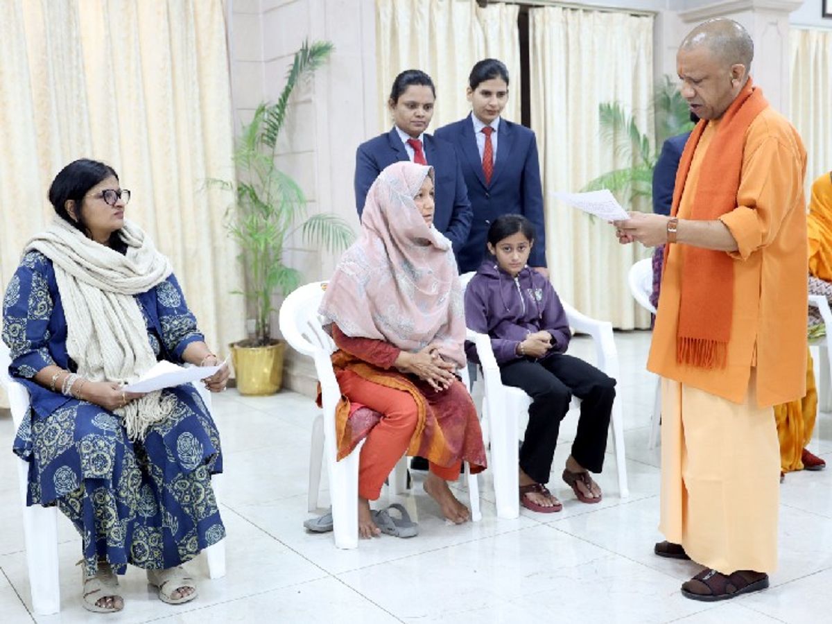 52 complainants reached CM's janta darshan Lucknow Yogi | सीएम जनता दर्शन  में 52 से अधिक फरियादी पहुंचे: योगी का DM-SSP को सख्त निर्देश-जिलों में  सुनवाई हो; बच्चों को दी ...