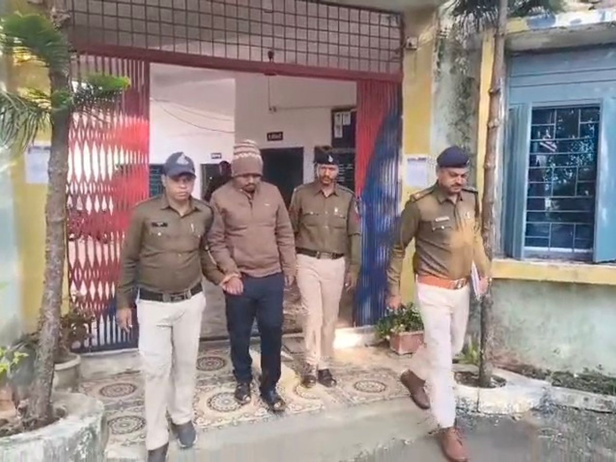Dindori News: छात्राओं से आपत्तिजनक चैट करने वाला शिक्षक गिरफ्तार, सागर में पुलिस ने पकड़ा