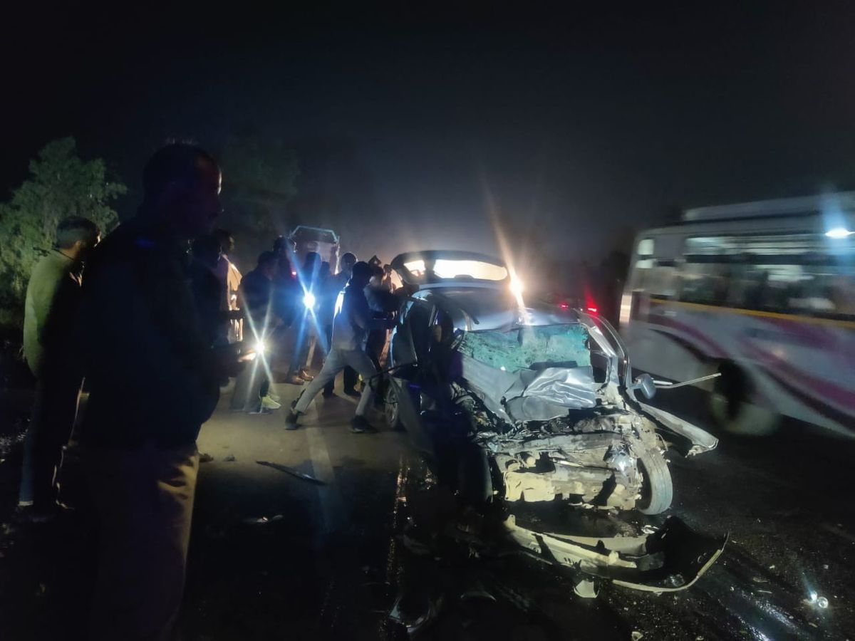 5 People Died In A Road Accident In Chhatarpur | छतरपुर में ट्रक से भिड़ी  कार, 5 की मौत: सभी मृतक एक ही परिवार के सदस्य; कार का गेट तोड़कर निकालने  पड़े