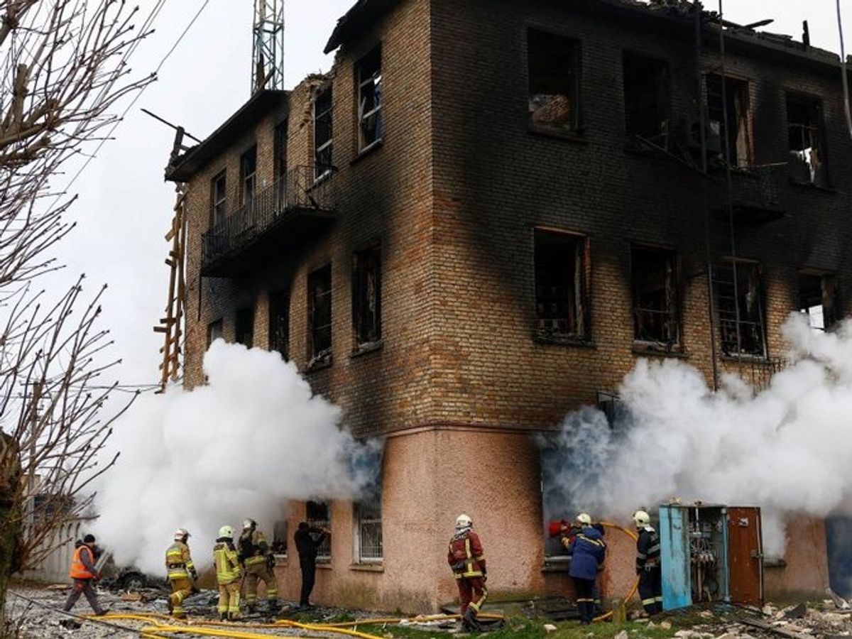 Russia Ukraine Airstrike Update; Drone Missile Attack | US France | रूस ने यूक्रेन  पर 700 हवाई हमले किए: गलती से अपने शहर पर गिराया 1000kg का बम; जंग रोकने US- यूक्रेन बातचीत