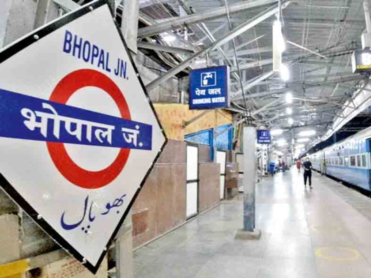 Due to fog, trains coming from Delhi route were delayed by 7 hours. | एंटी  फॉग डिवाइस बेअसर...: कोहरे के चलते दिल्ली रूट से आने वाली ट्रेनें 7 घंटे तक  लेट -