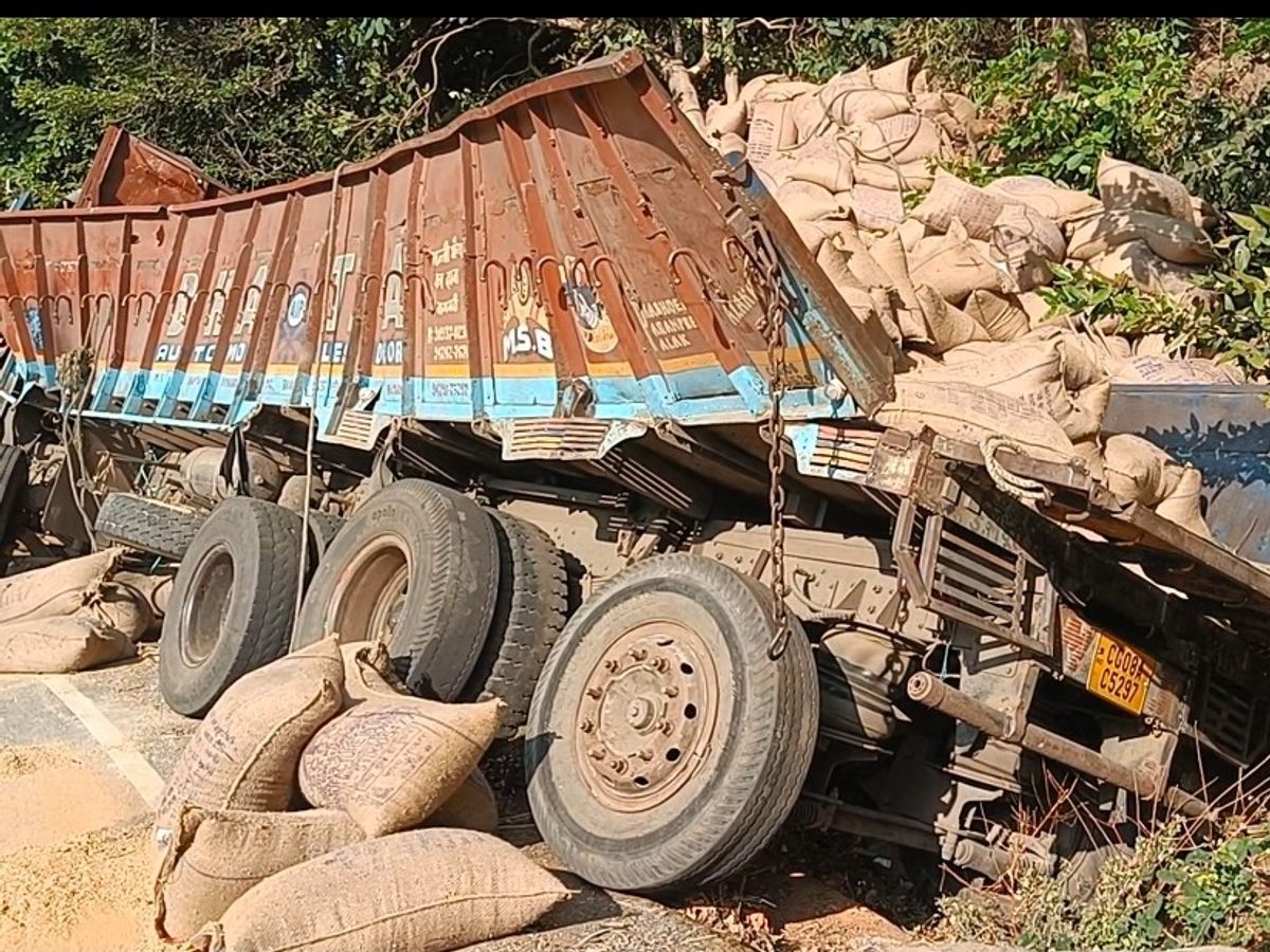 पलटे हुए ट्रक के नीचे दबकर तड़पता रहा चालक, बेबस लोग नहीं बचा सके जान