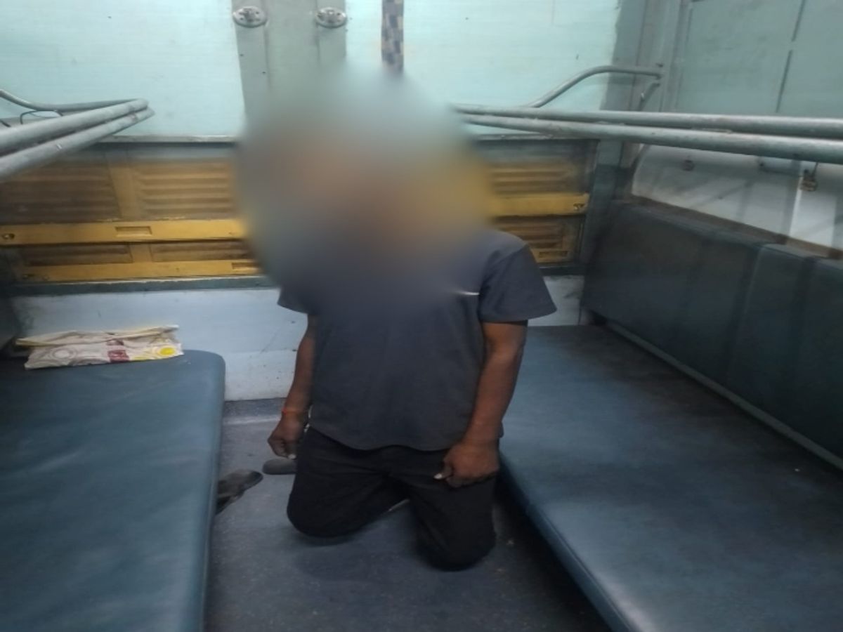 रायपुर पैसेंजर ट्रेन में युवक ने की आत्महत्या, पंखे से लटका मिला शव
