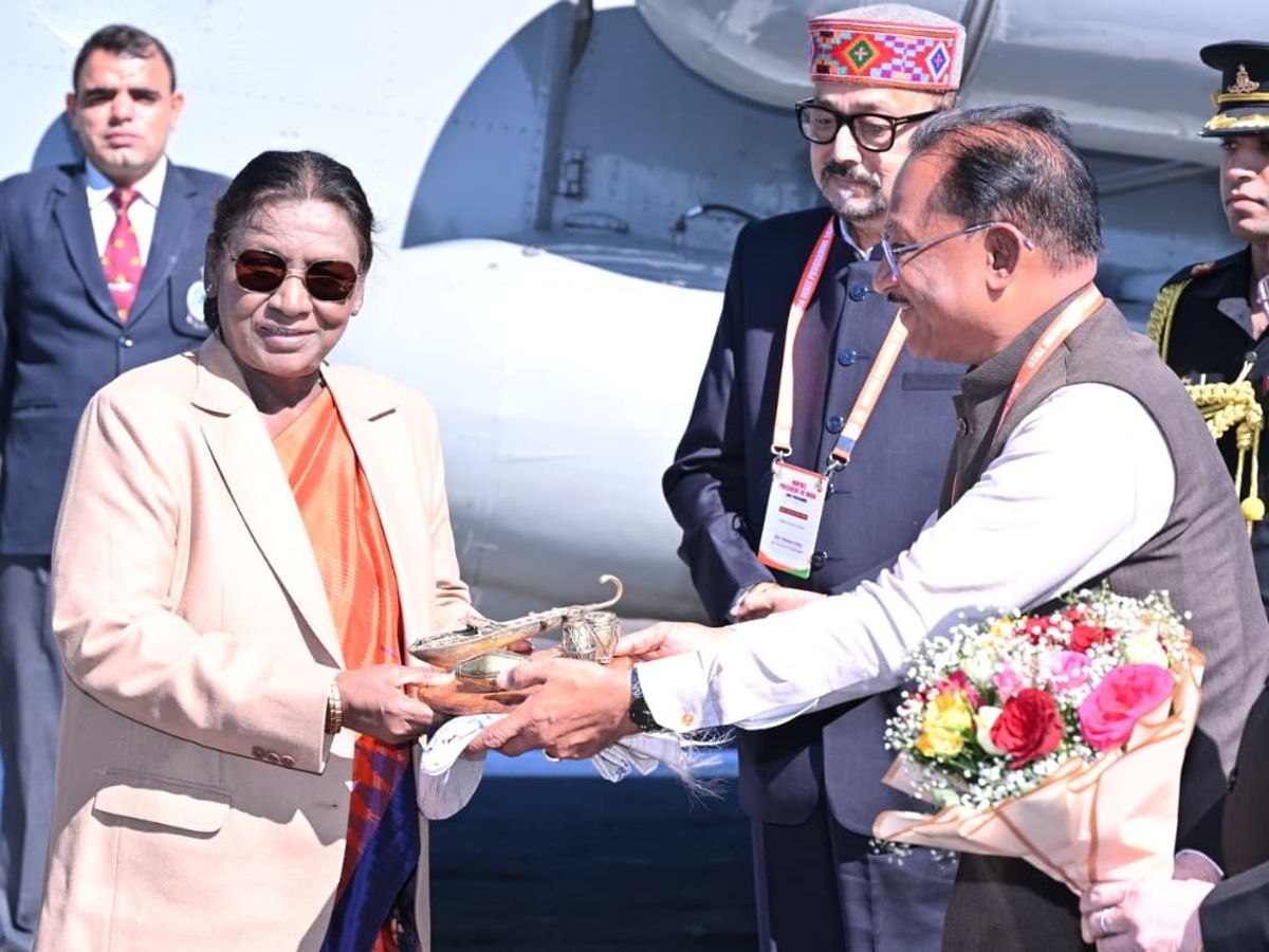 President Draupadi Murmu reached Jashpur | राष्ट्रपति द्रौपदी मुर्मू जशपुर  पहुंचीं: हस्तशिल्प उत्पाद भेंट किए गए, कारीगरों की रचनात्मकता और पर्यावरण  संरक्षण ...