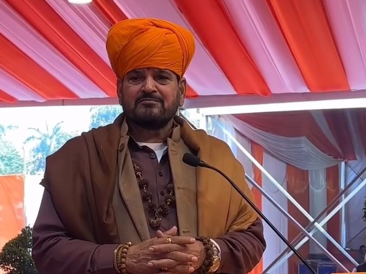 Former MP Brijbhushan Sharan Singh became emotional on hearing the bhajan.  | पूर्व सांसद बृजभूषण शरण सिंह भजन पर भावुक हुए: सद्गुरु रितेश्वर महाराज की  राष्ट्रकथा में छलके ...
