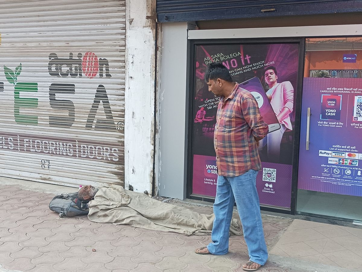 सीहोर : ठंड ने छीनी बुजुर्ग की जिंदगी, ATM के सामने मिली लावारिस लाश
