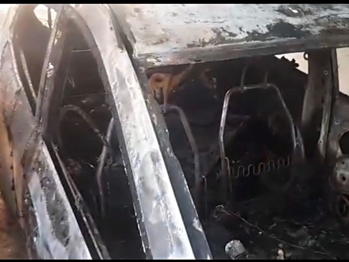 घर के बाहर खड़ी कार जलकर राख, परिजन ने ही नशे में लगाई आग