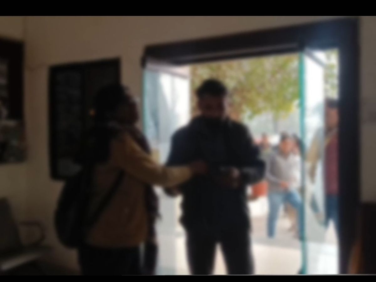 Ujjain Woman Drags Boyfriend To ASP Office Amid Protest