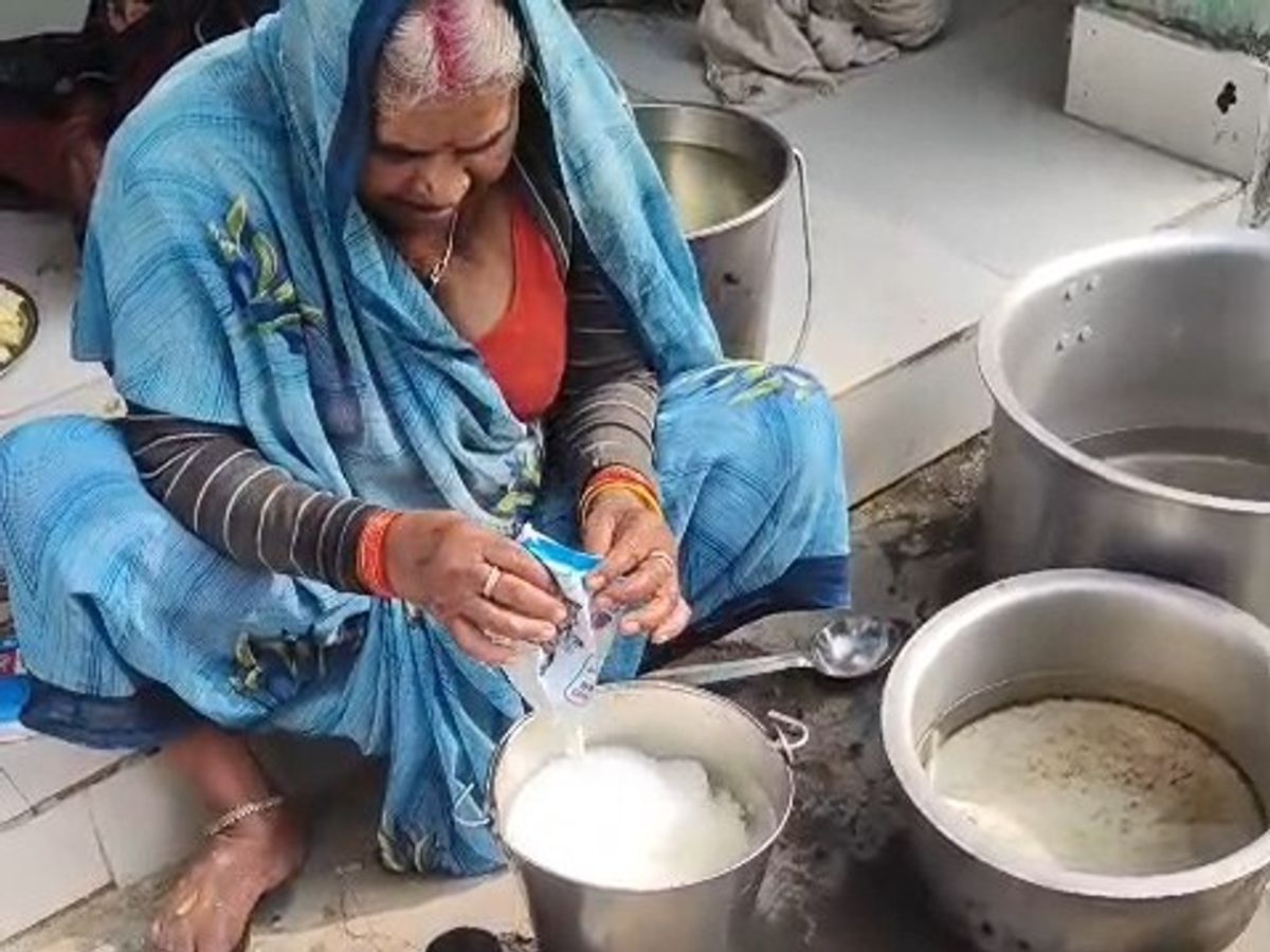 Mahoba Govt School Mid-Day Meal Controversy: Diluted Milk Video Goes Viral