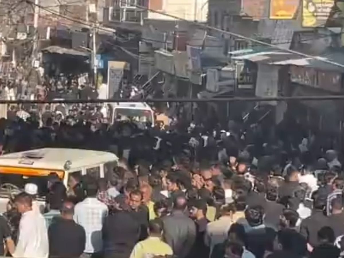 लखनऊ में 21वें रमजान में निकल रहा जुलूस, शियाओं ने नंगे पांव ट्रंप-सऊदी प्रिंस की तस्वीरें रौंदीं