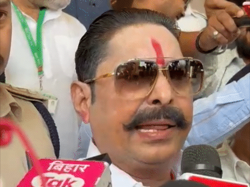 अनंत सिंह मतदान केंद्र के बाहर